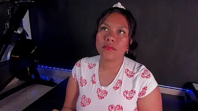 Snapshot of ale_cam chatting on 12/31/24, 02:08 ale cam online show from 12/31/24, 02:08