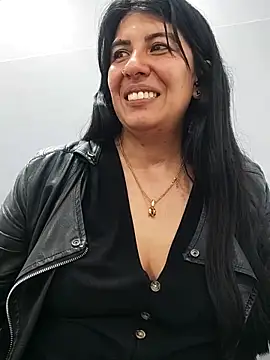 aisha latina online show from 03/13/25, 07:50