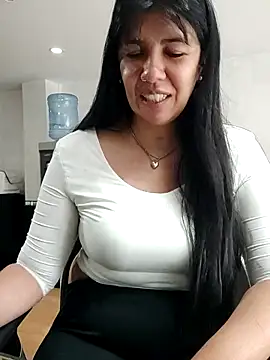 aisha latina online show from 05/05/26, 03:09
