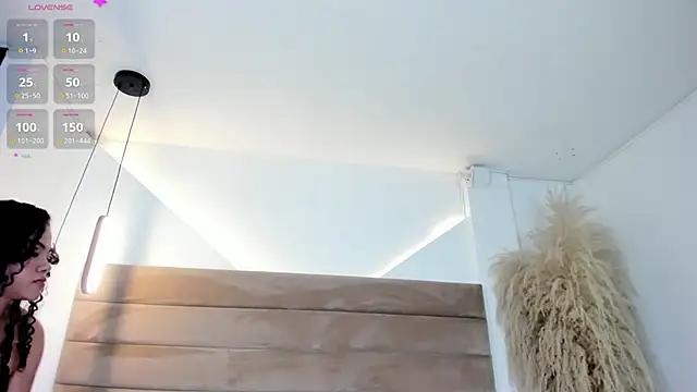ValerieDiaz  online show from 12/13/24, 12:06