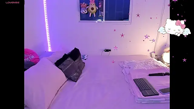 Snapshot of MollyG18 chatting on 10/02/25, 03:57 MollyG18 online show from 10/02/25, 03:57