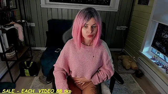 Snapshot of SandyChris chatting on 10/05/25, 09:40 SandyChris online show from 10/05/25, 09:40