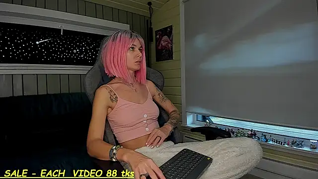 Snapshot of SandyChris chatting on 10/14/25, 11:22 SandyChris online show from 10/14/25, 11:22