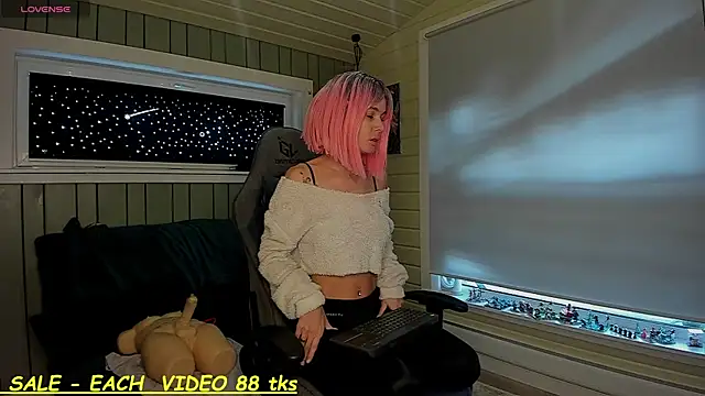 Snapshot of SandyChris chatting on 11/14/25, 10:14 SandyChris online show from 11/14/25, 10:14