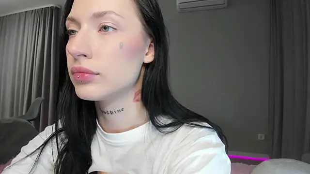 Snapshot of JenniferQueen11 chatting on 09/19/25, 04:18 JenniferQueen11 online show from 09/19/25, 04:18