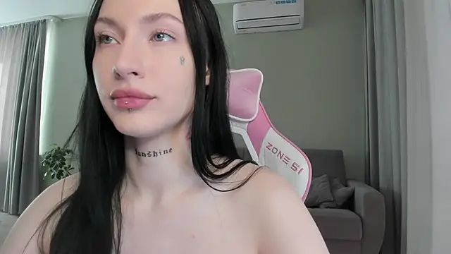 JenniferQueen11 online show from 10/18/25, 06:26