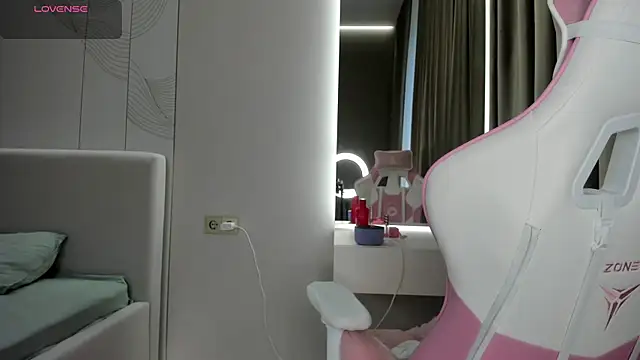 JenniferQueen11 online show from 05/17/26, 01:07
