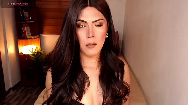 Snapshot of SweetieZeveey_ chatting on 05/19/26, 02:40 SweetieZeveey online show from 05/19/26, 02:40