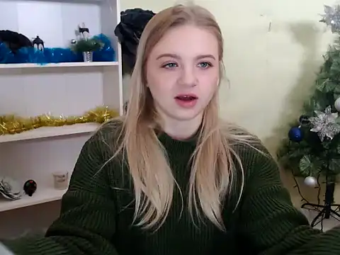 Snapshot of CrazyGloria chatting on 12/23/24, 06:22 CrazyGloria online show from 12/23/24, 06:22