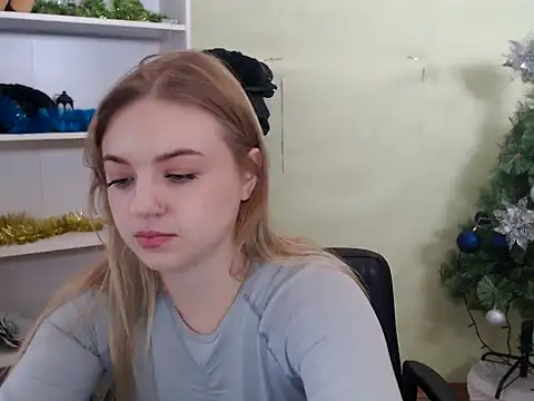 Snapshot of CrazyGloria chatting on 01/12/25, 05:56 CrazyGloria online show from 01/12/25, 05:56