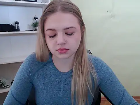 Snapshot of CrazyGloria chatting on 02/08/25, 06:22 CrazyGloria online show from 02/08/25, 06:22