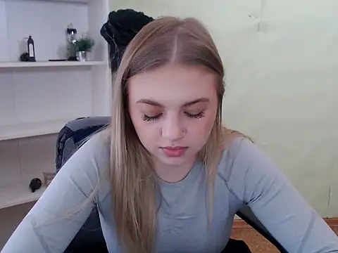 Snapshot of CrazyGloria chatting on 03/05/25, 06:01 CrazyGloria online show from 03/05/25, 06:01
