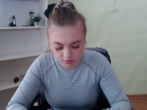 Snapshot of CrazyGloria chatting on 03/06/25, 09:14 CrazyGloria online show from 03/06/25, 09:14