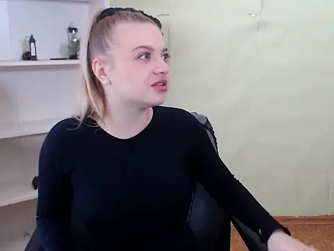 Snapshot of CrazyGloria chatting on 03/09/25, 06:06 CrazyGloria online show from 03/09/25, 06:06