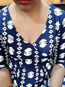 Snapshot of Diya_143 chatting on 11/22/25, 06:01 Diya 143 online show from 11/22/25, 06:01