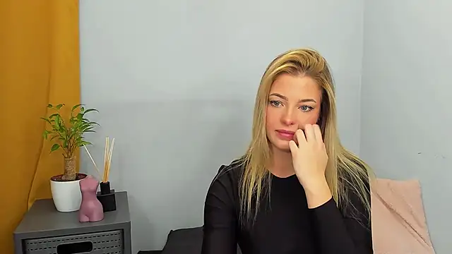 LilyBlondee online show from 12/08/24, 10:47