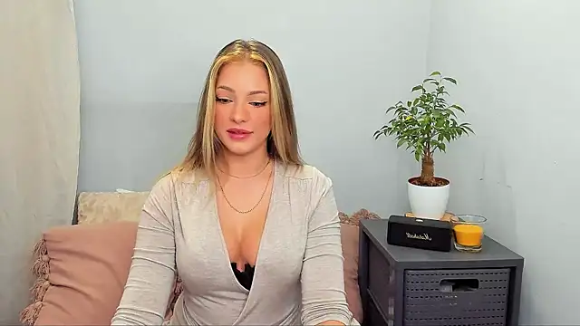 LilyBlondee online show from 10/27/25, 07:40