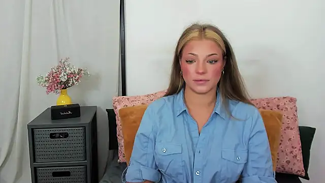 LilyBlondee online show from 07/10/26, 05:23