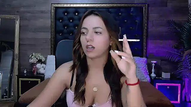 Snapshot of PlayfulElla chatting on 10/08/25, 04:54 PlayfulElla online show from 10/08/25, 04:54