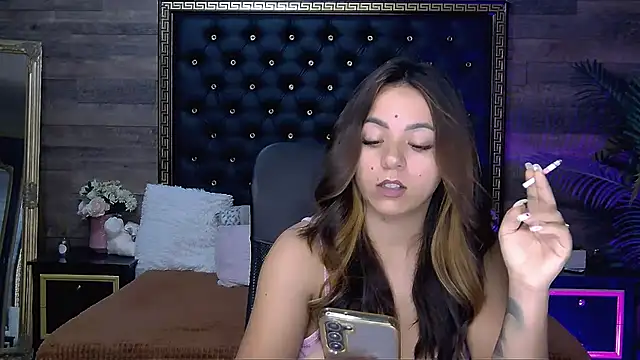 Snapshot of PlayfulElla chatting on 10/31/25, 08:26 PlayfulElla online show from 10/31/25, 08:26