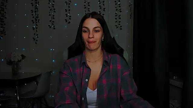 Snapshot of KarlaSim chatting on 01/28/25, 10:56 KarlaSim online show from 01/28/25, 10:56