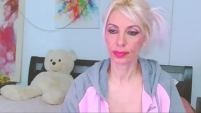 HoneyLara online show from 11/19/25, 08:09