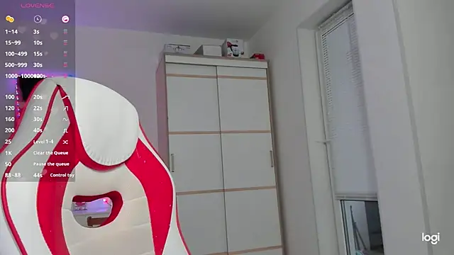 Snapshot of HotCarolineXO chatting on 11/18/25, 12:31 HotCarolineXO online show from 11/18/25, 12:31