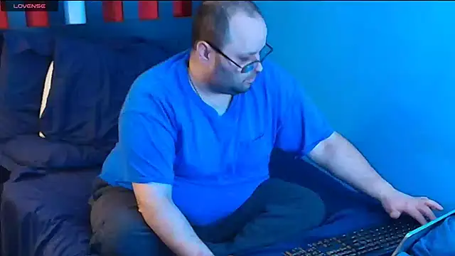 Snapshot of lefty15242 chatting on 11/10/25, 06:12 lefty15242 online show from 11/10/25, 06:12