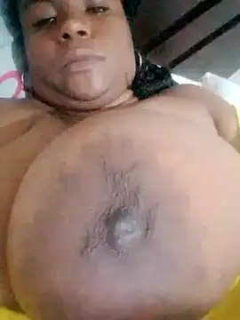 Snapshot of bigtitssxx chatting on 12/15/24, 01:54 bigtitssxx online show from 12/15/24, 01:54