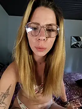 Snapshot of OnnaaH chatting on 09/14/25, 11:09 OnnaaH online show from 09/14/25, 11:09