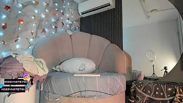 Snapshot of Katemoss70 chatting on 11/13/25, 12:37 Katemoss70 online show from 11/13/25, 12:37