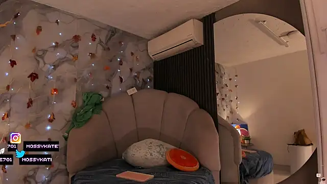 Snapshot of Katemoss70 chatting on 11/29/25, 12:30 Katemoss70 online show from 11/29/25, 12:30