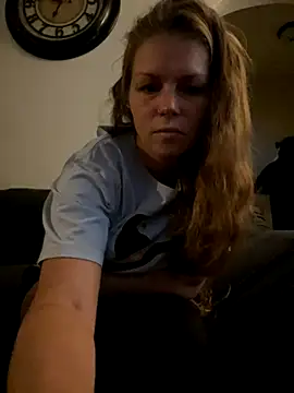 Snapshot of bustybunny25 chatting on 10/23/25, 03:44 bustybunny25 online show from 10/23/25, 03:44