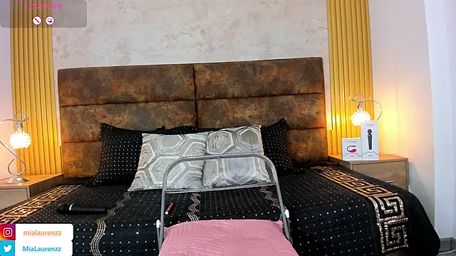 MiaLaurenzz online show from 12/28/24, 02:33