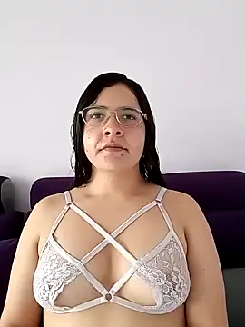MiaLaurenzz online show from 10/27/25, 08:02