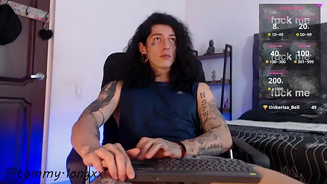 Snapshot of tommylongxx chatting on 10/16/25, 02:45 tommylongxx online show from 10/16/25, 02:45