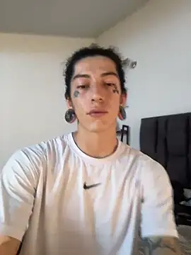 Snapshot of tommylongxx chatting on 11/13/25, 05:34 tommylongxx online show from 11/13/25, 05:34