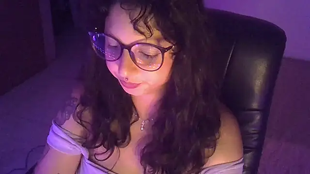 Snapshot of myamillor chatting on 12/18/24, 10:02 myamillor online show from 12/18/24, 10:02