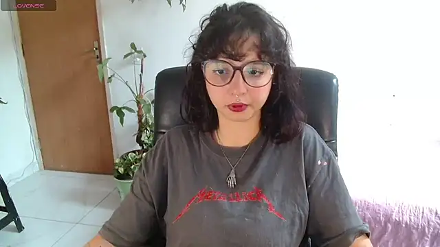 Snapshot of myamillor chatting on 10/31/25, 01:01 myamillor online show from 10/31/25, 01:01