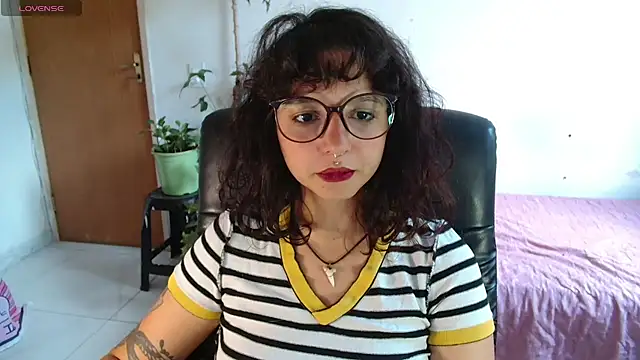 Snapshot of myamillor chatting on 11/21/25, 12:37 myamillor online show from 11/21/25, 12:37
