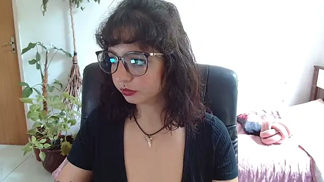 Snapshot of myamillor chatting on 12/20/25, 01:29 myamillor online show from 12/20/25, 01:29