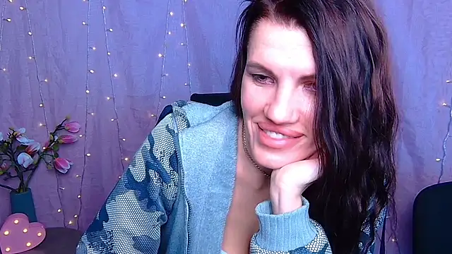 Snapshot of MilaLoona chatting on 02/21/26, 08:37 MilaLoona online show from 02/21/26, 08:37