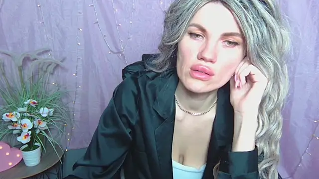 Snapshot of MilaLoona chatting on 04/16/26, 06:47 MilaLoona online show from 04/16/26, 06:47