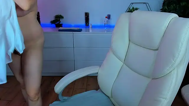 Snapshot of Kamilla_Hot chatting on 10/10/25, 05:56 Kamilla Hot online show from 10/10/25, 05:56