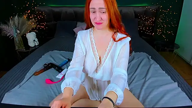 Snapshot of Kamilla_Hot chatting on 10/17/25, 05:43 Kamilla Hot online show from 10/17/25, 05:43