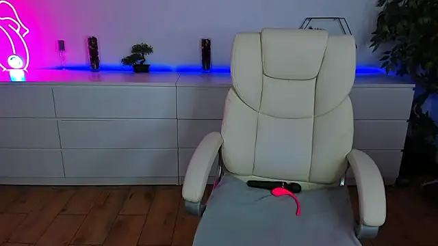 Snapshot of Kamilla_Hot chatting on 10/25/25, 06:02 Kamilla Hot online show from 10/25/25, 06:02