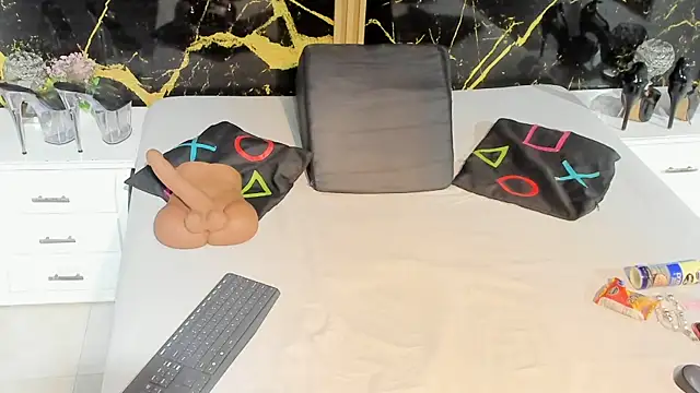 Snapshot of NahomyOwen chatting on 10/20/25, 12:16 NahomyOwen online show from 10/20/25, 12:16