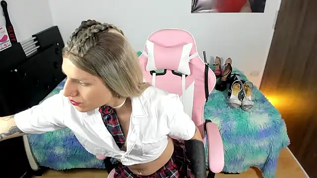 Snapshot of queenramoona-hot chatting on 11/02/25, 08:11 queenramoona-hot online show from 11/02/25, 08:11