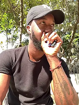 Snapshot of blackdrey18 chatting on 12/14/25, 03:06 blackdrey18 online show from 12/14/25, 03:06