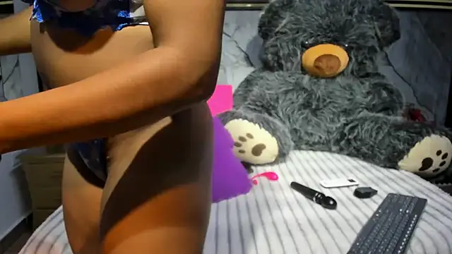 Snapshot of Niyirey1 chatting on 10/28/25, 12:19 Niyirey1 online show from 10/28/25, 12:19